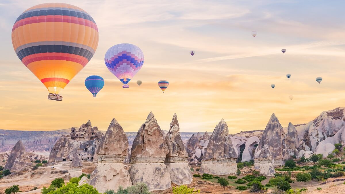 Kapadokya'nın Güzelliğini Sıcak Hava Balonlarıyla Keşfetmek